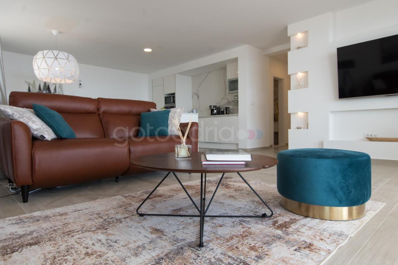 Villa Smaragd - Opal - Luxury Apt With Shared Pool And Private Hot Tub Makarska Exterior photo
