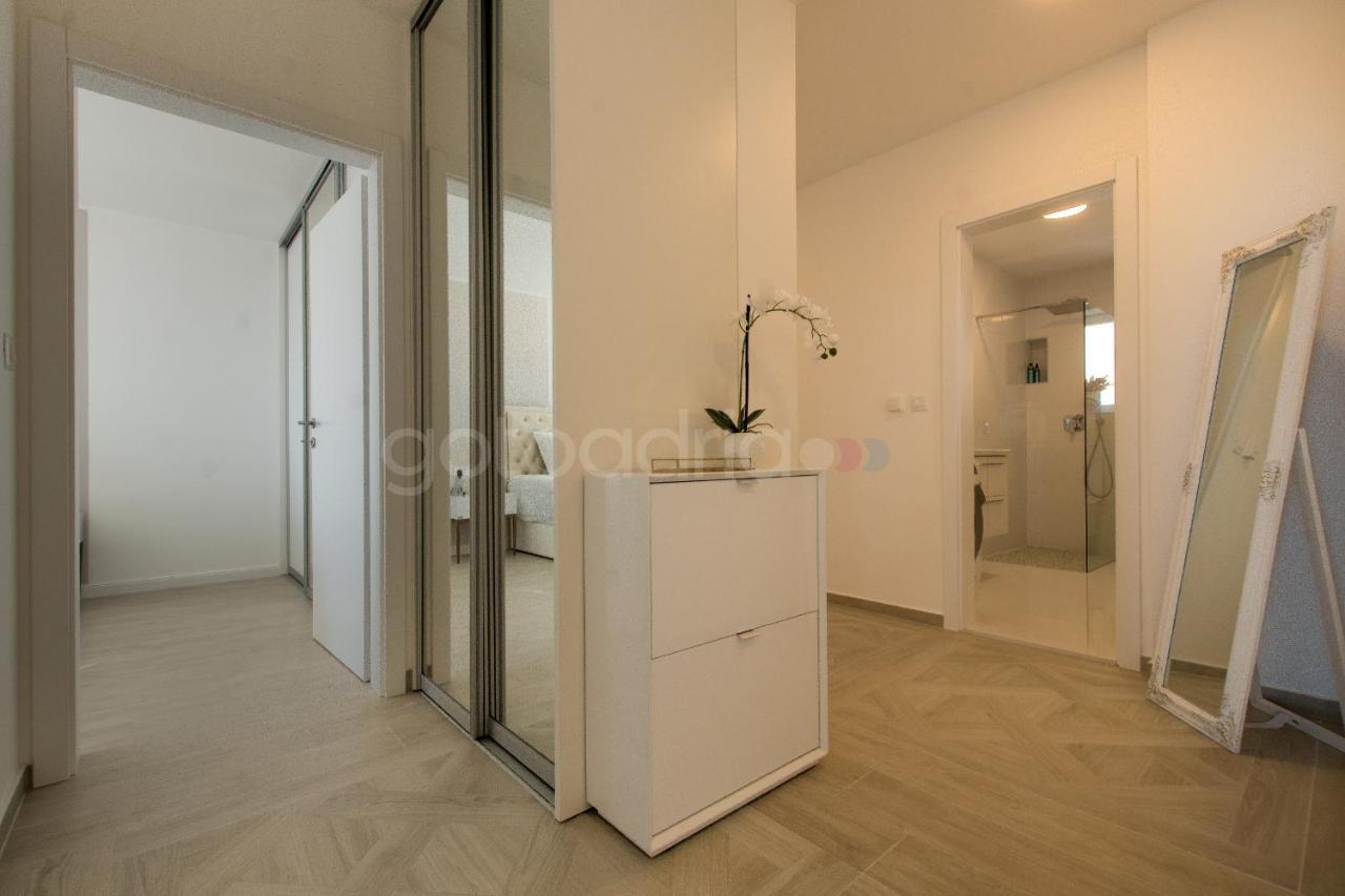 Villa Smaragd - Opal - Luxury Apt With Shared Pool And Private Hot Tub Makarska Exterior photo