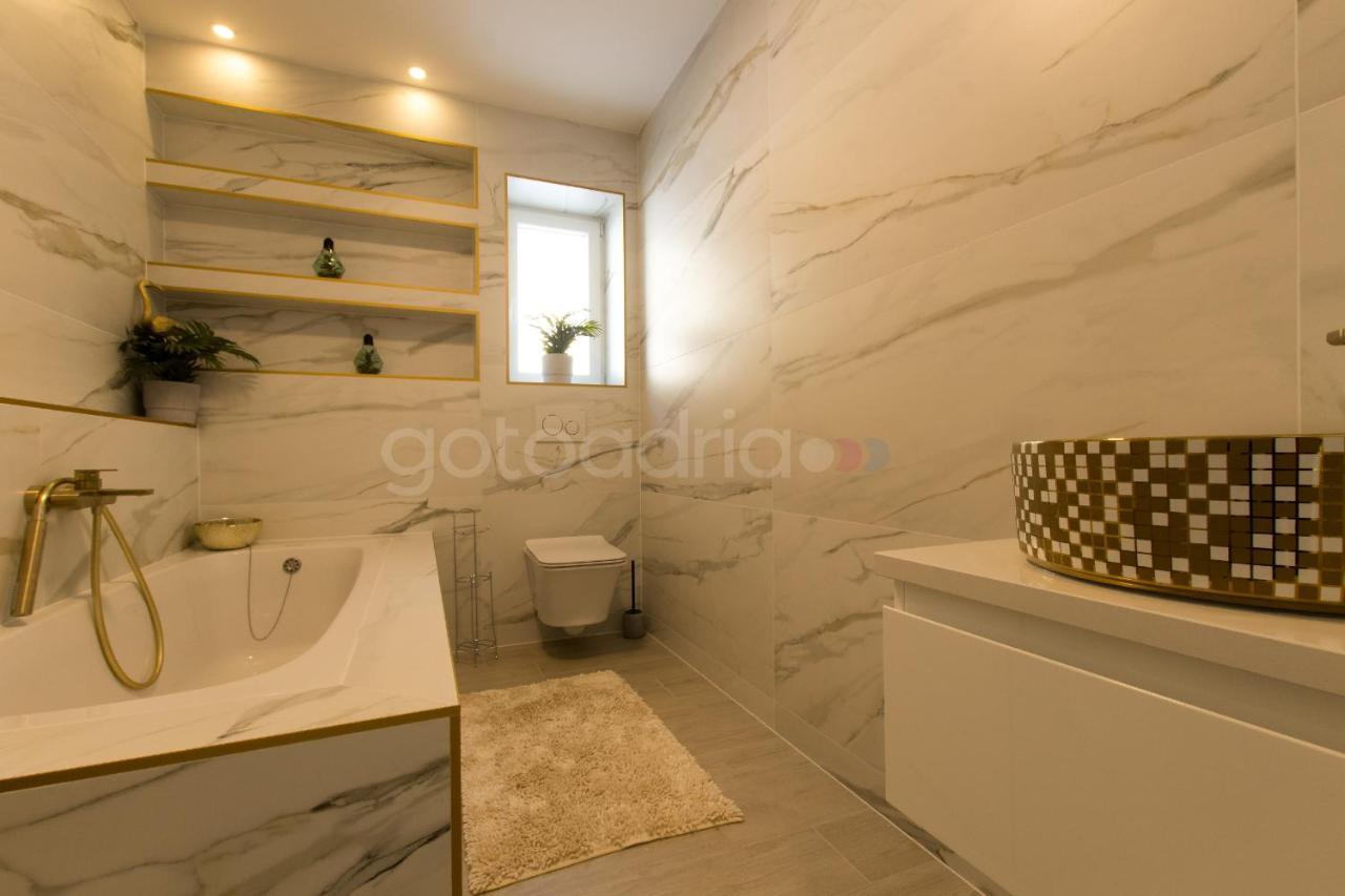 Villa Smaragd - Opal - Luxury Apt With Shared Pool And Private Hot Tub Makarska Exterior photo