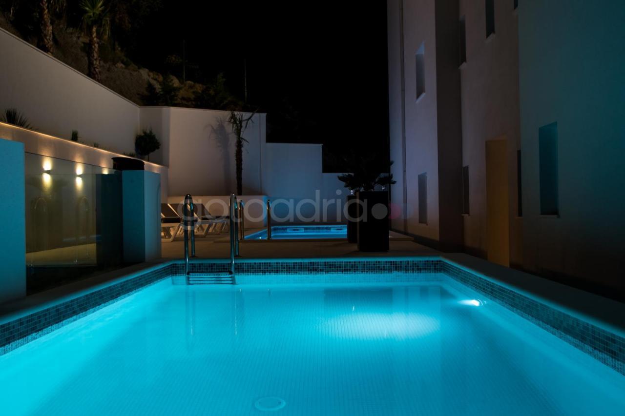Villa Smaragd - Opal - Luxury Apt With Shared Pool And Private Hot Tub Makarska Exterior photo